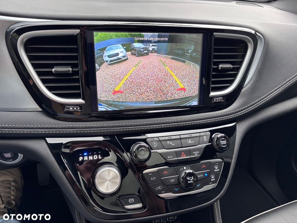 Chrysler Pacifica - 35