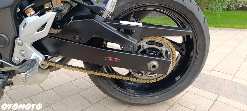 Suzuki GSR - 33