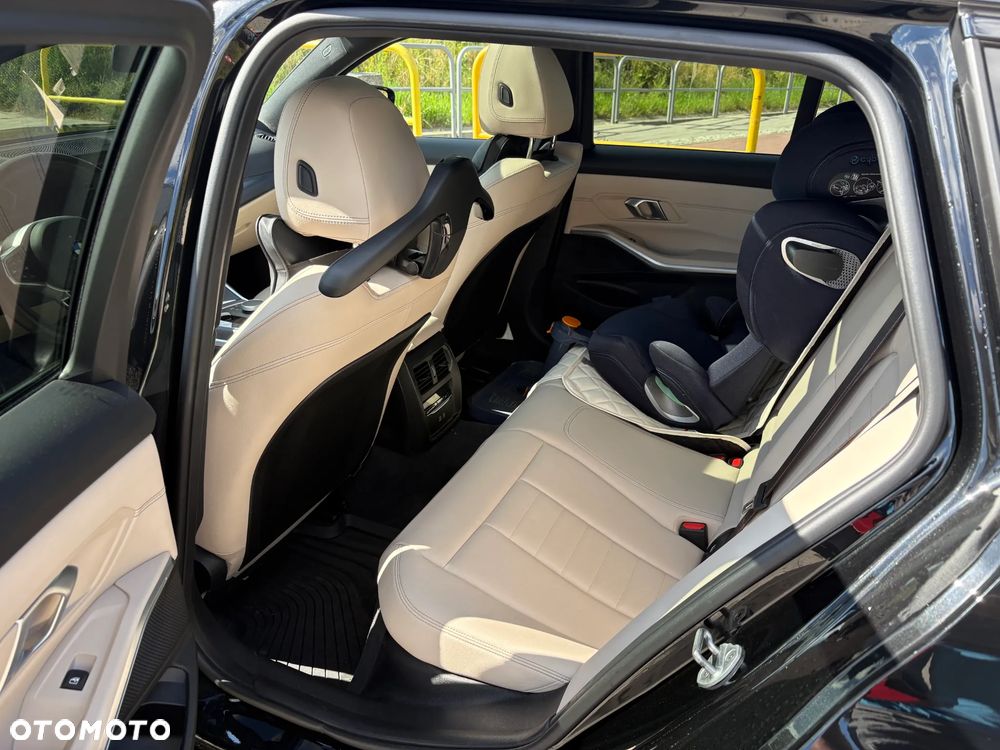 BMW Seria 3 330i xDrive M Sport - 10
