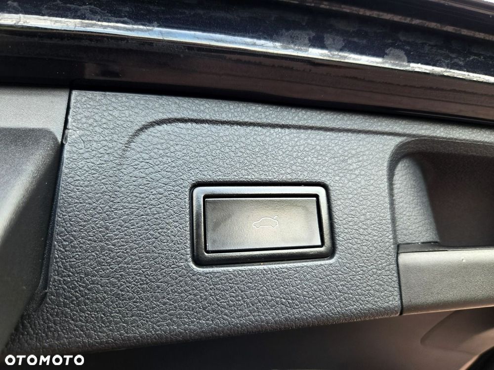 Volkswagen Passat Variant 2.0 TDI SCR 4Motion DSG Elegance - 26