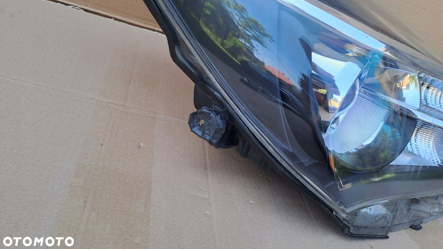 TOYOTA YARIS III LIFT PRAWA LAMPA PRZÓD SOCZEWKA UŻYWANA - 6