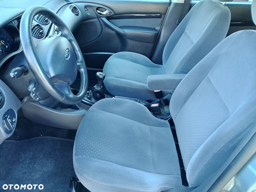 Ford Focus Ghia - 8