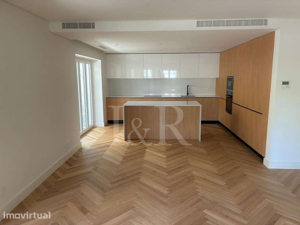 Apartamento T3 com varanda e estacionamento nas Avenidas Novas - Grande imagem: 2/19