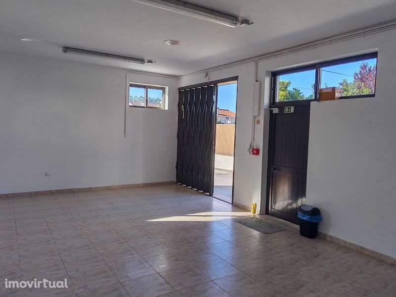 Armazém para Arrendamento – 125 m² – Excelente Estado - Grande imagem: 2/5