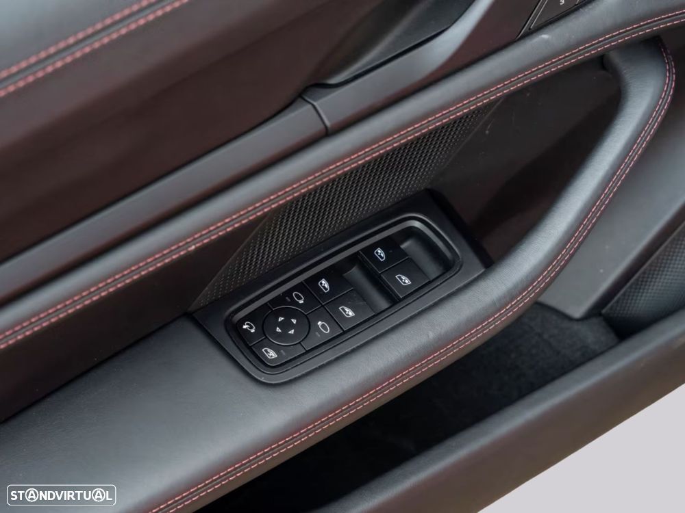 Porsche Taycan Sport Turismo - 23