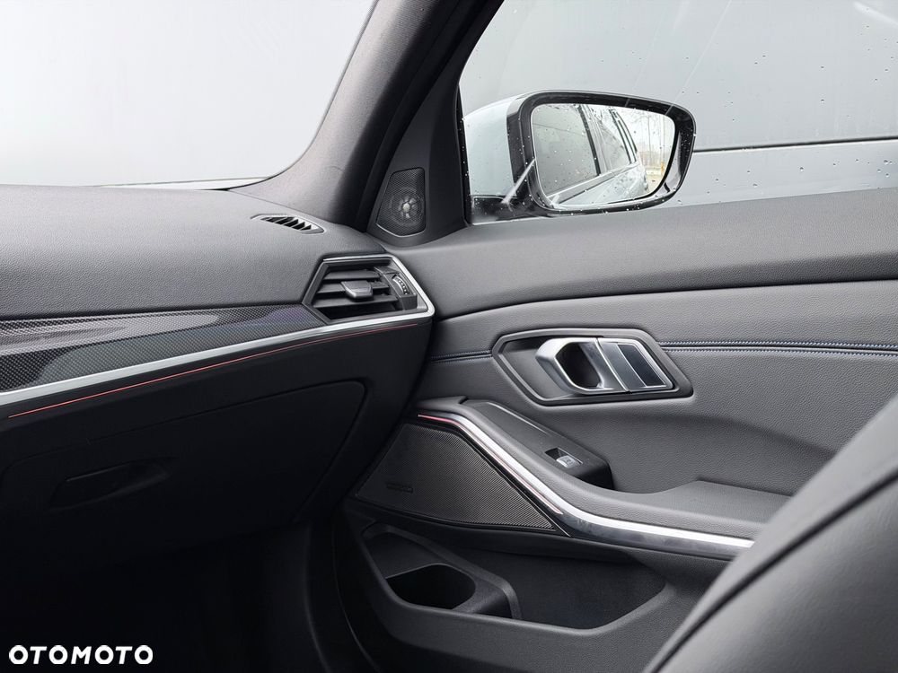 BMW Seria 3 330e PHEV M Sport - 30