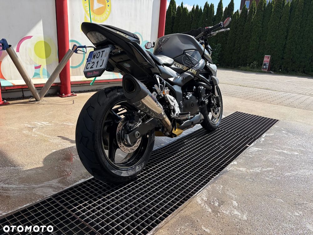 Suzuki GSR - 2