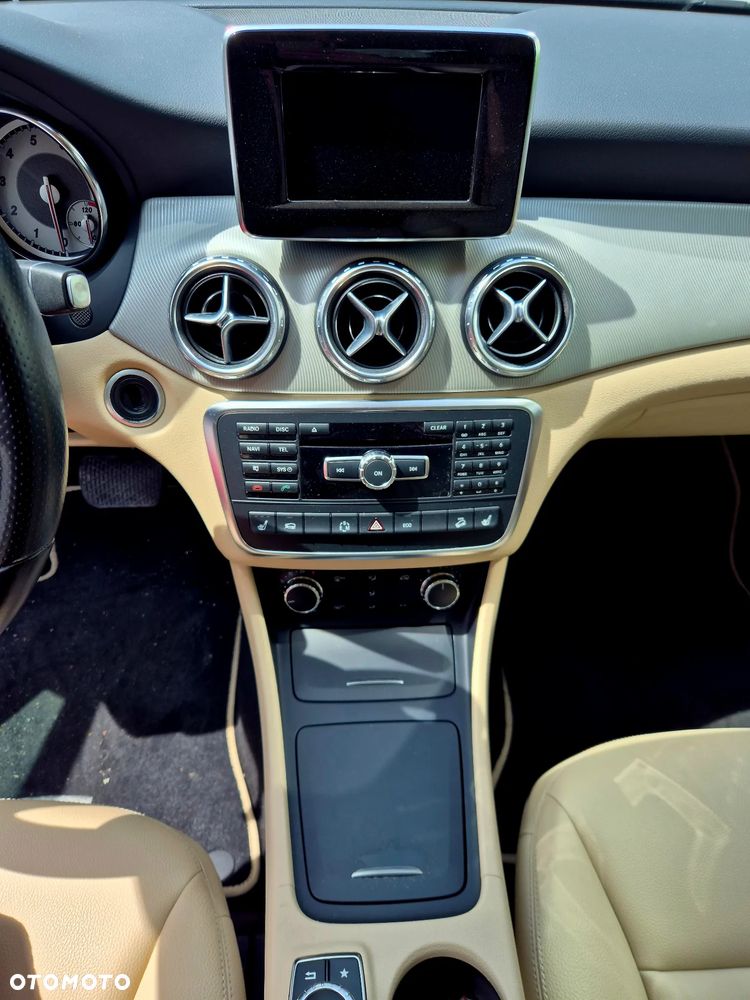 Mercedes-Benz GLA 250 4Matic 7G-DCT - 11