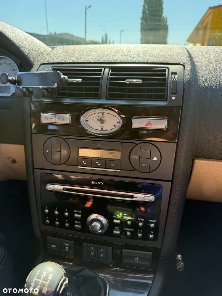 Ford Mondeo 2.0 Ghia - 11