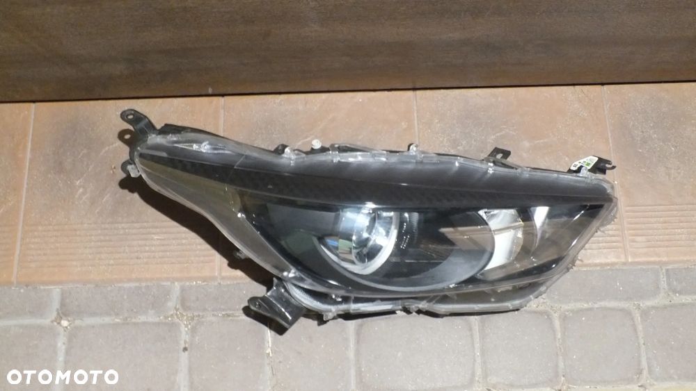Lampa przednia prawa Toyota Yaris IV - 2