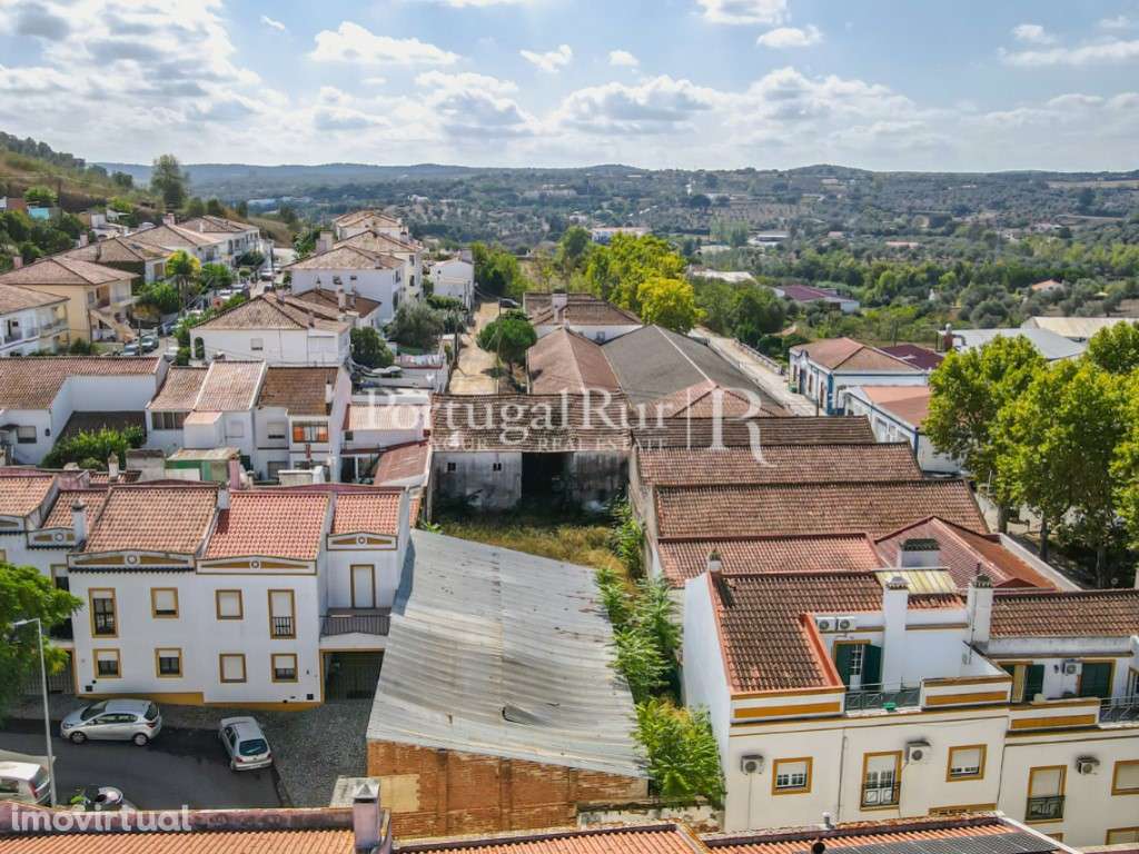 Edifício industrial na zona histórica de Montemor-o-Novo - Grande imagem: 4/12