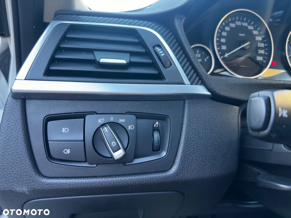 BMW Seria 3 320d Sport Line - 35