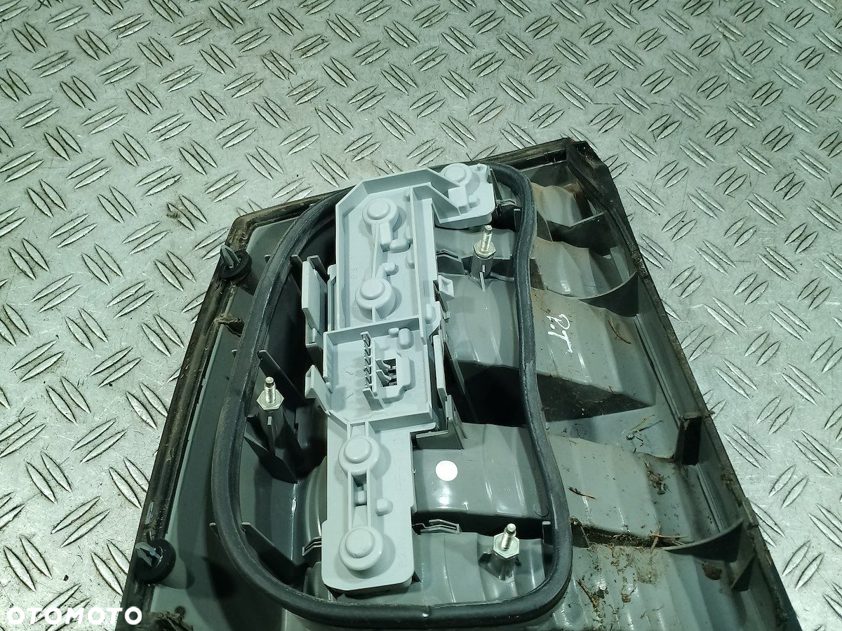 LAMPA TYLNA PRAWA OPEL VECTRA C SEDAN - 3