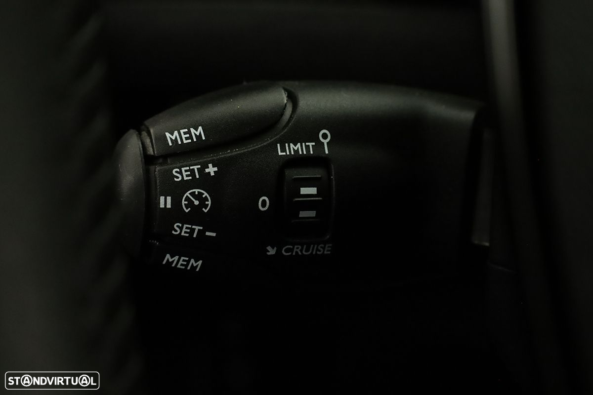 Peugeot 2008 1.2 PureTech Allure - 19