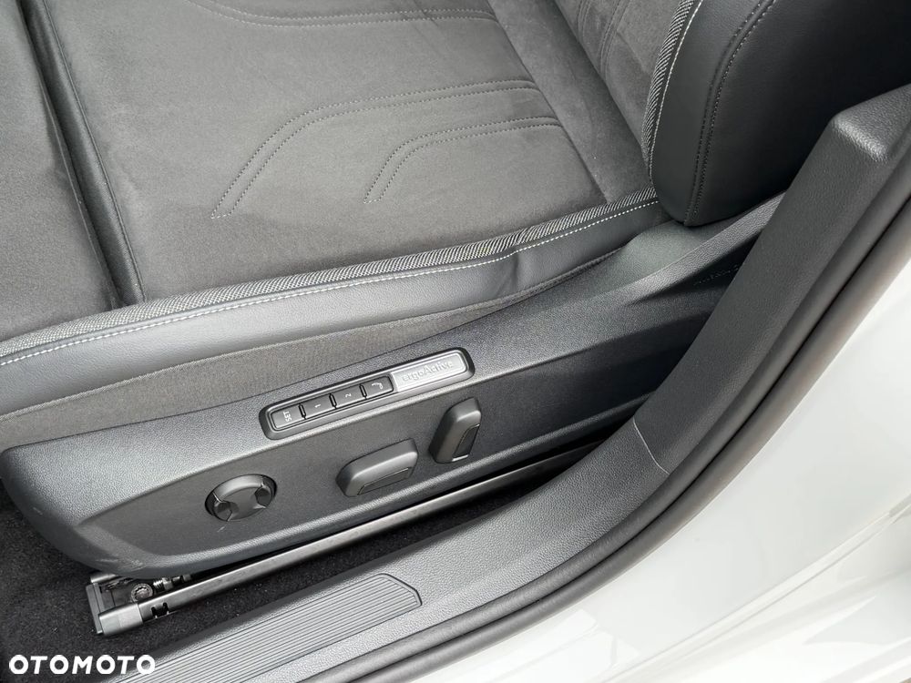 Volkswagen Golf 1.5 TSI EHybrid PHEV 150kW Style DSG - 25