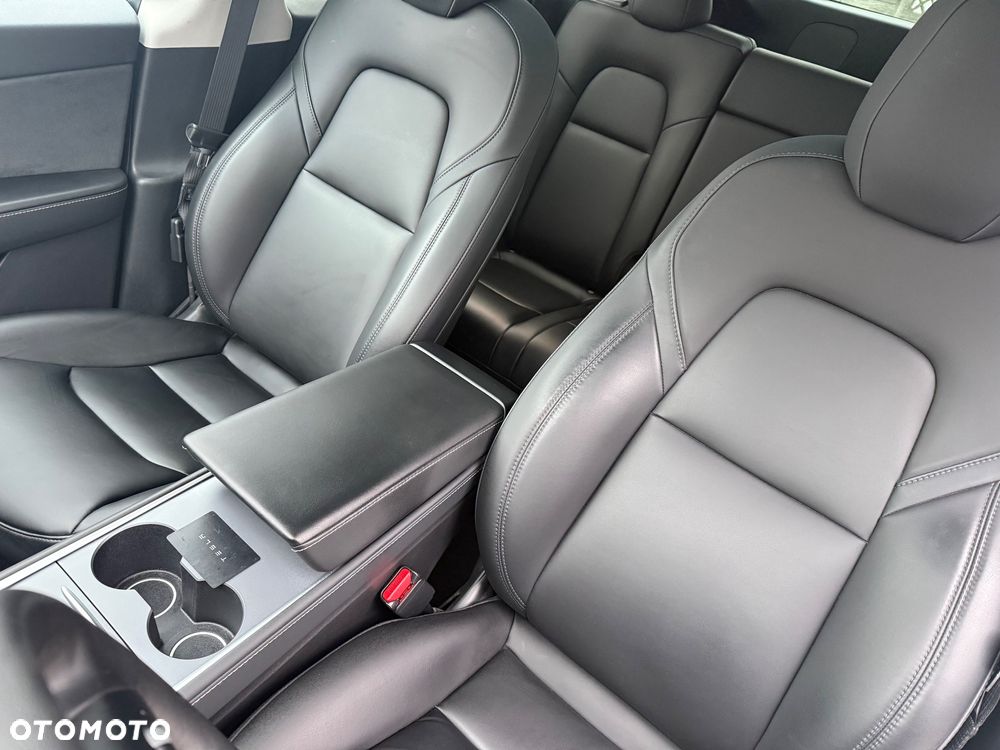 Tesla Model Y Long Range AWD - 27