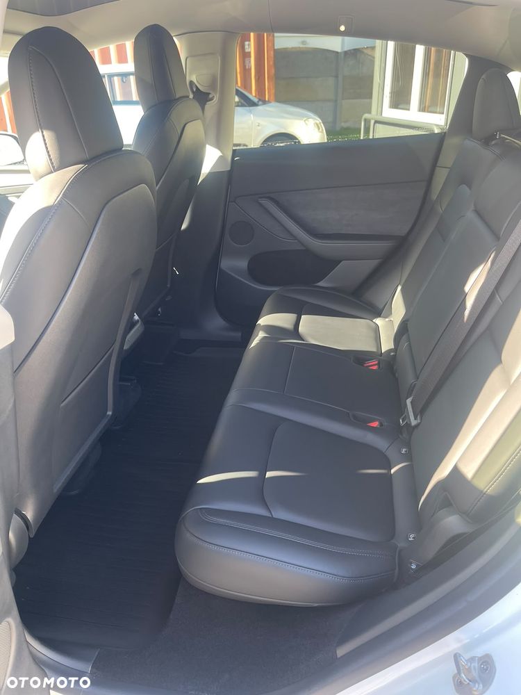 Tesla Model Y - 14