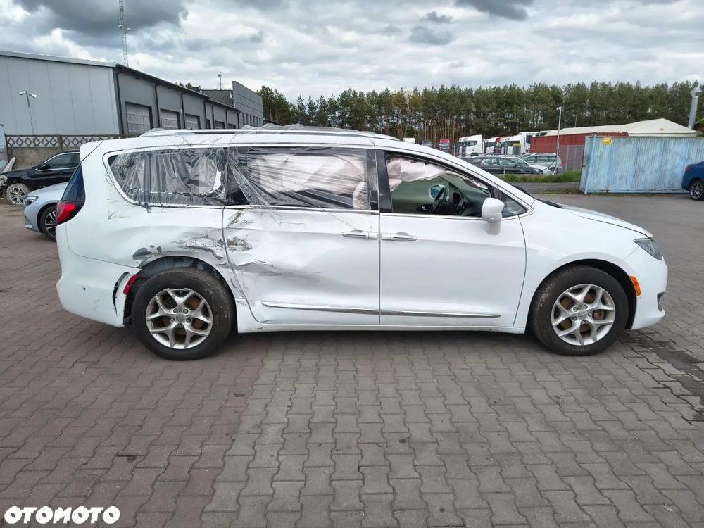 Chrysler Pacifica - 5