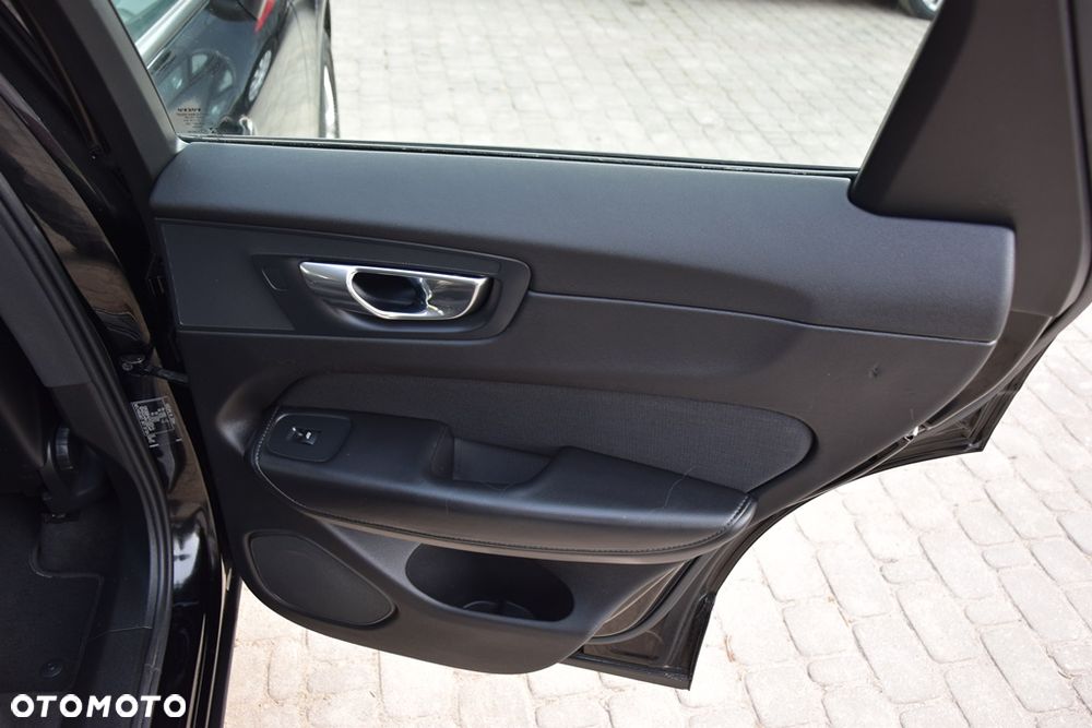 Volvo XC 60 B4 D AWD Geartronic Momentum - 34