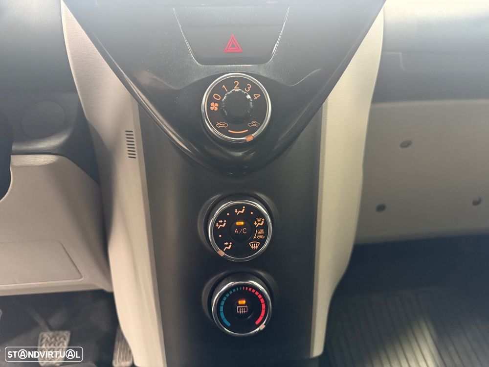 Toyota iQ 1.0 VVT-i Essential+AC - 13