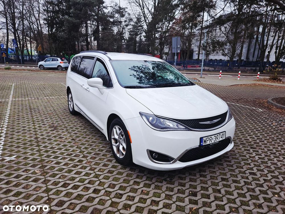 Chrysler Pacifica - 1