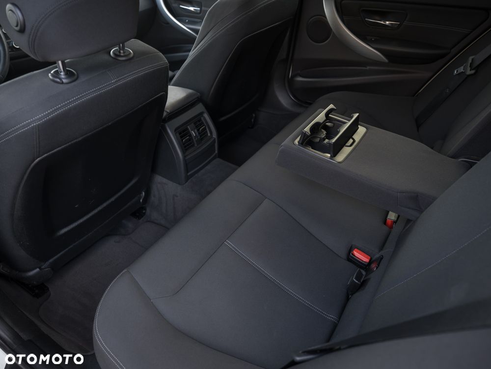 BMW Seria 3 318d Sport Line - 30