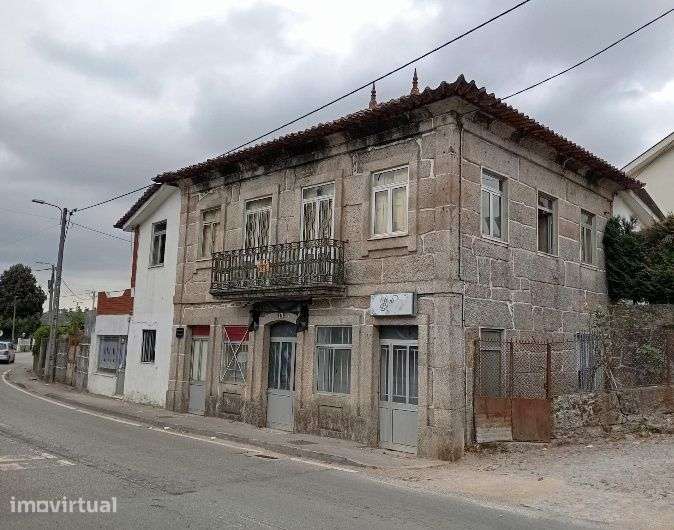 Vendo casa secular em Baltar