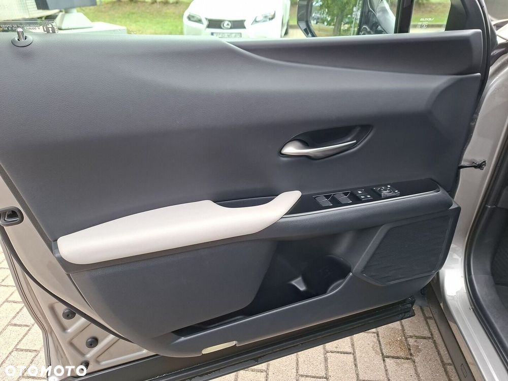 Lexus UX - 12