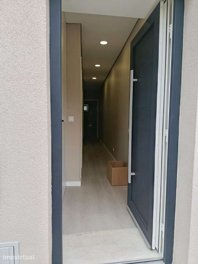 Excelente Oportunidade de Negócio ! Moradia T2 com cave em Pedroso - Grande imagem: 3/18