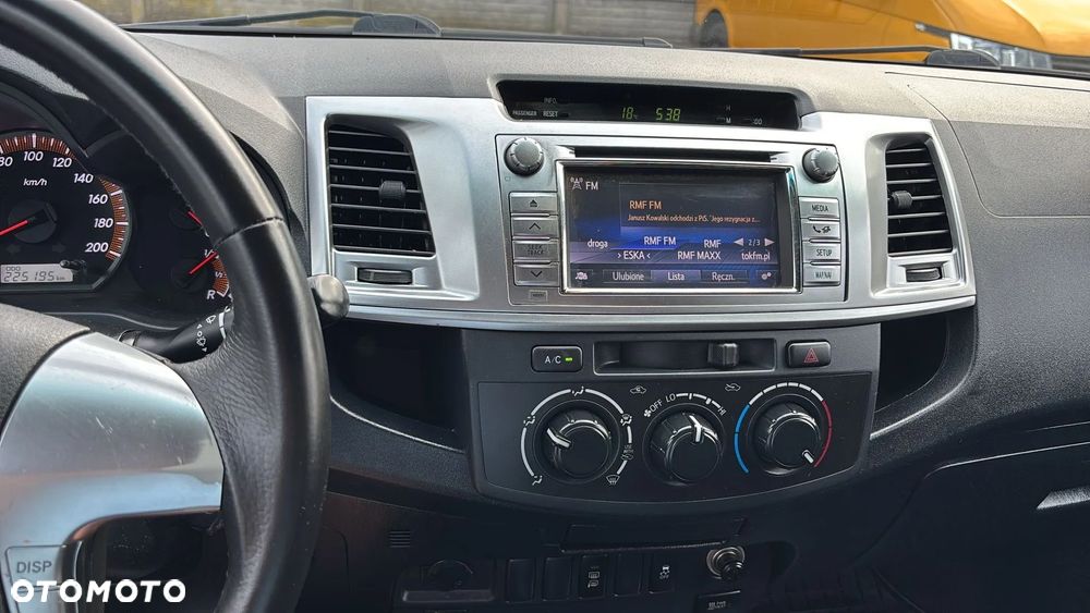 Toyota Hilux 2.5 D-4D SR - 12