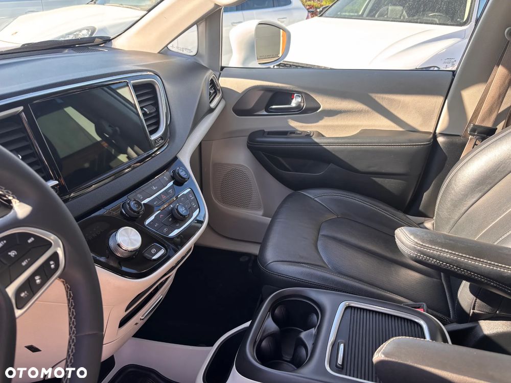 Chrysler Pacifica - 11