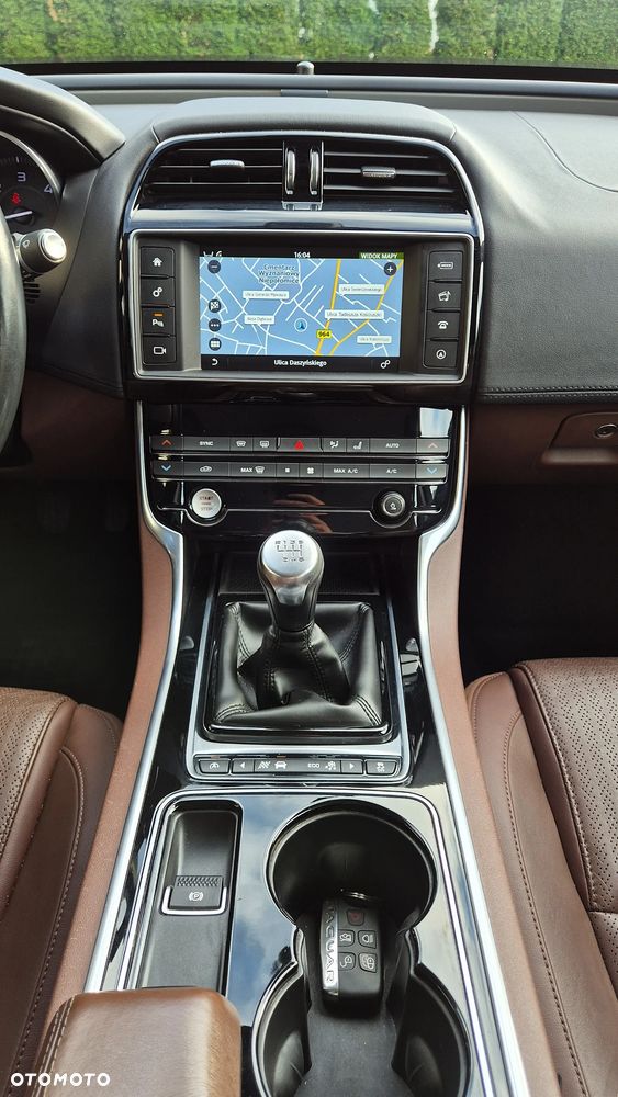 Jaguar XE 2.0 D Portfolio - 15
