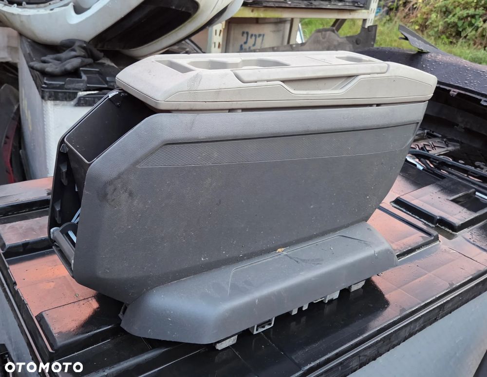 Stolik VW T7 7T0861171K - 3