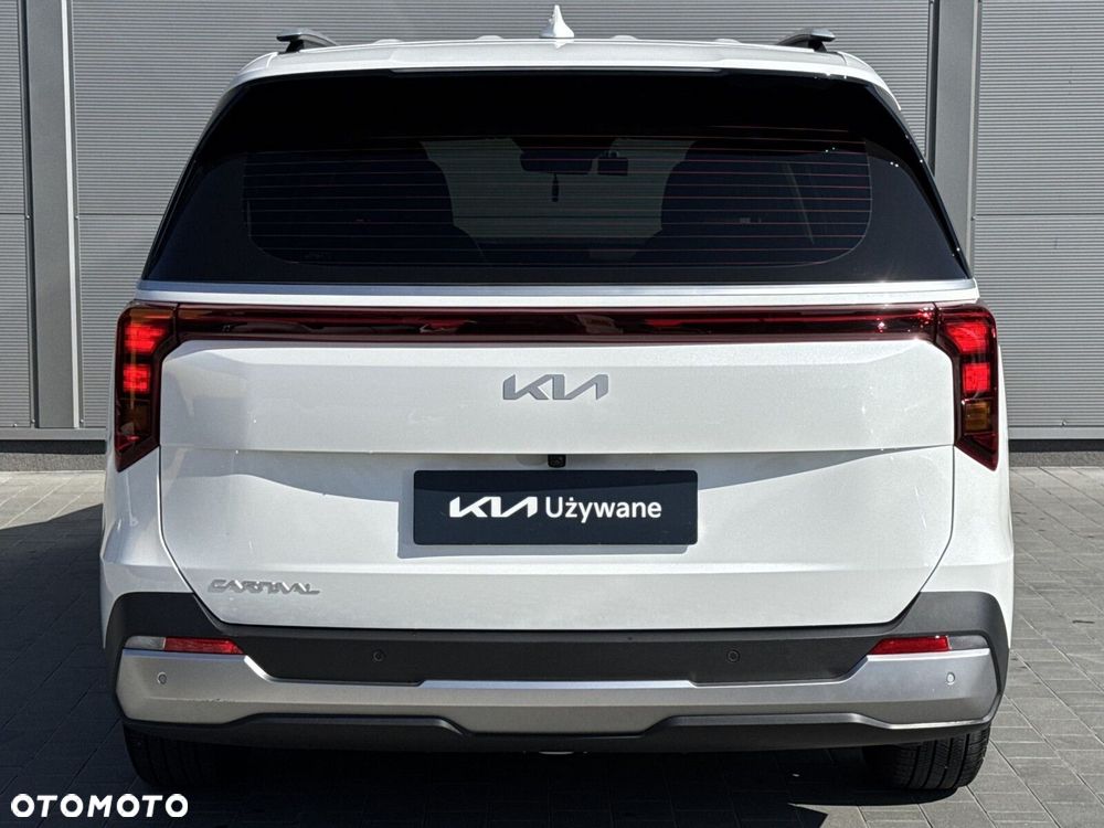 Kia Carnival - 12