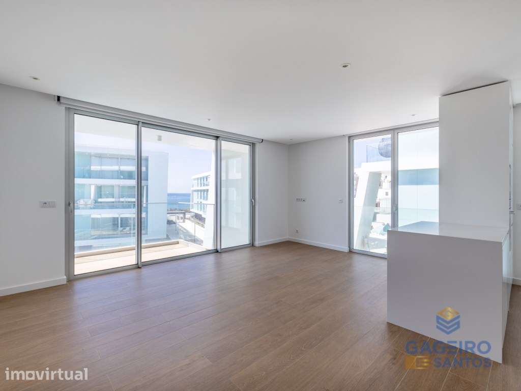 Apartamento T2 inserido em condomínio de luxo na primeira linha de ... - Grande imagem: 2/28