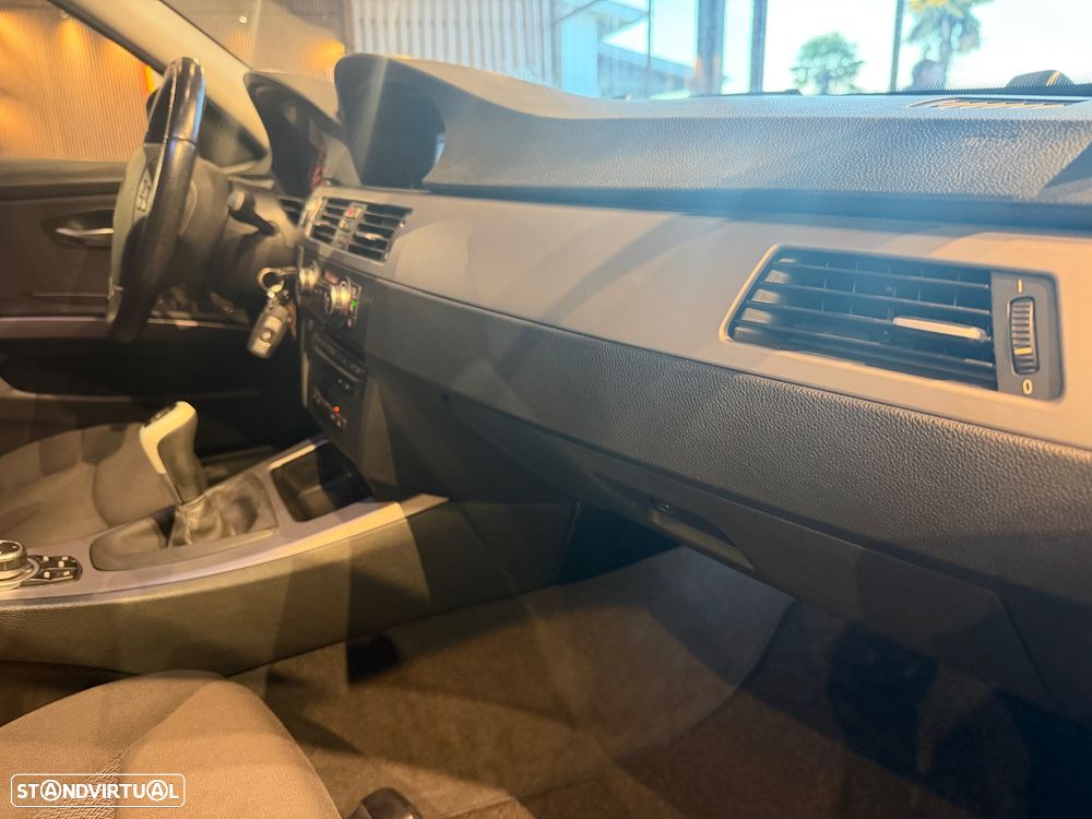 BMW 320 d Navigation Sport - 31