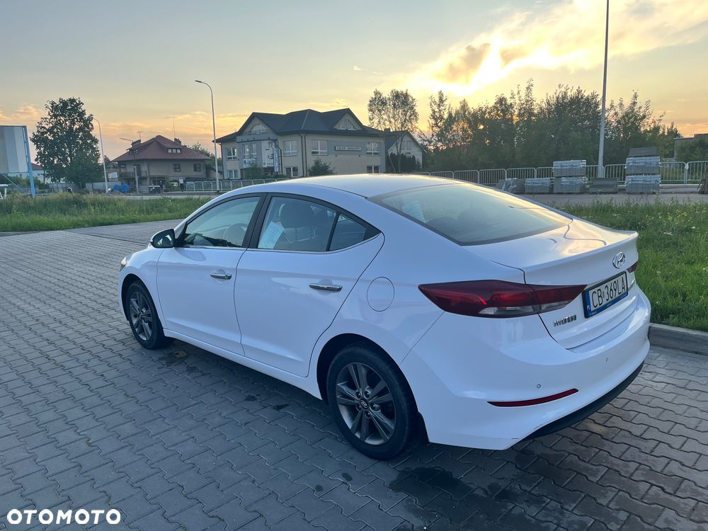 Hyundai Elantra - 4
