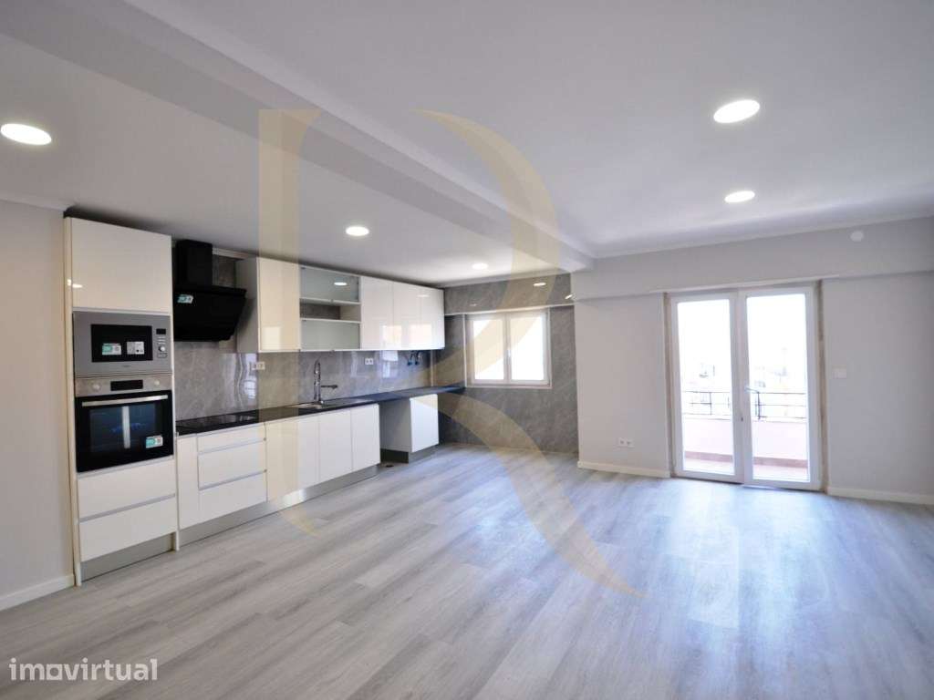 Apartamento T4 remodelado com varanda na Cruz de Pau - Grande imagem: 2/27