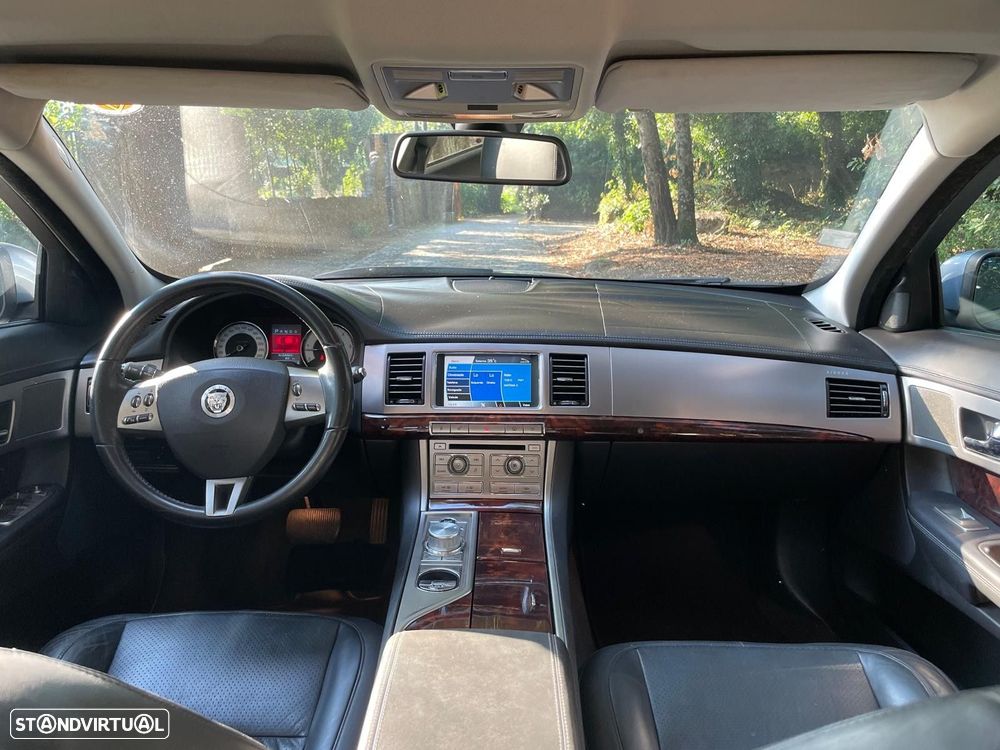 Jaguar XF 2.7 D V6 Premium Luxury - 27