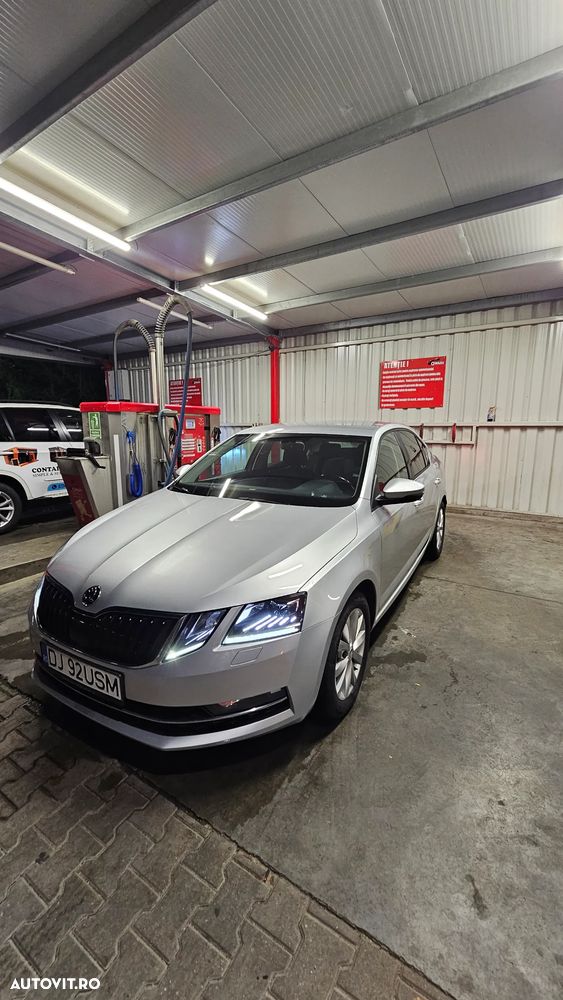 Skoda Octavia 2.0 TDI STYLE DSG - 2