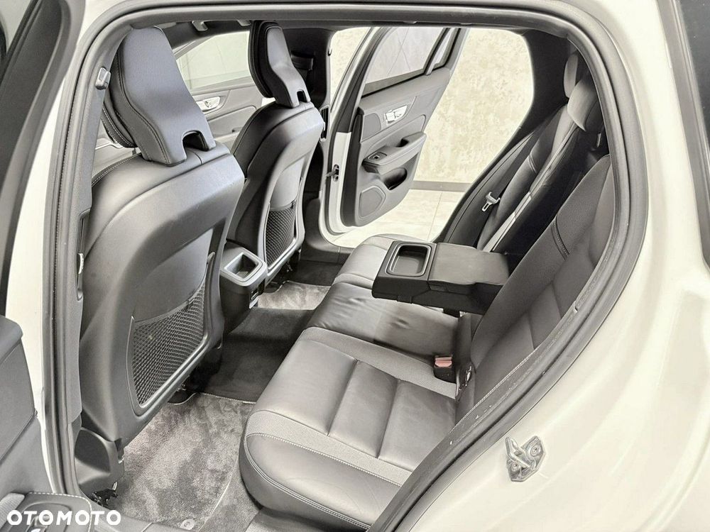 Volvo V60 D4 R-Design - 32