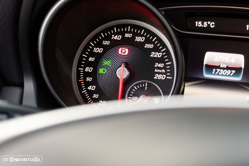 Mercedes-Benz CLA 180 d Shooting Brake AMG Line - 25