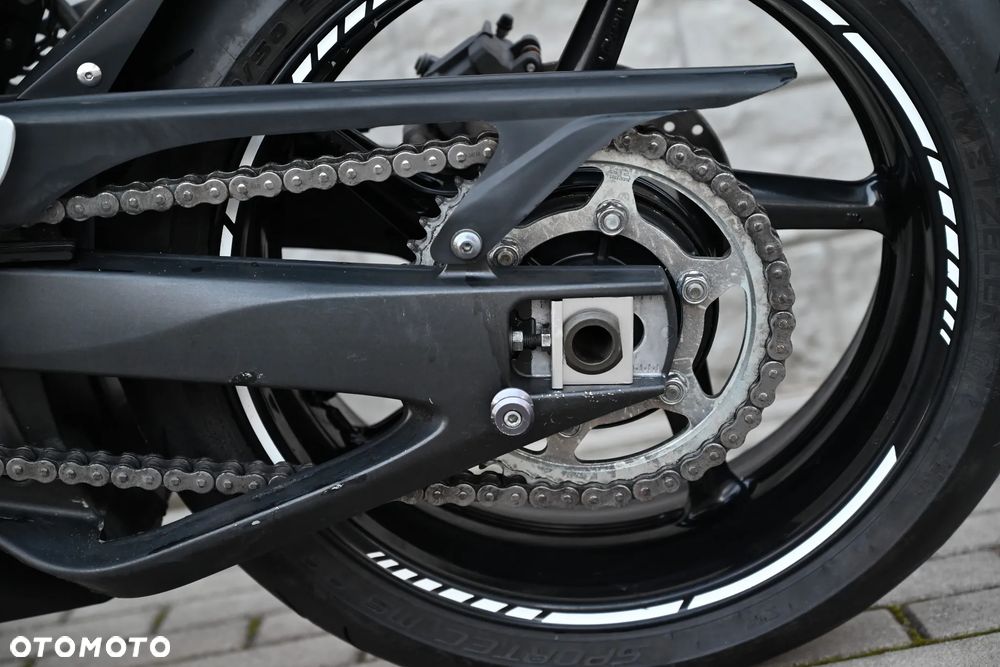 Yamaha R1 - 32
