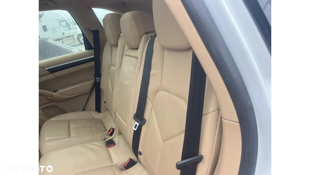 Porsche Cayenne - 23