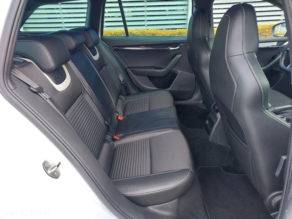 Skoda Octavia 2.0 TDI DSG RS - 22