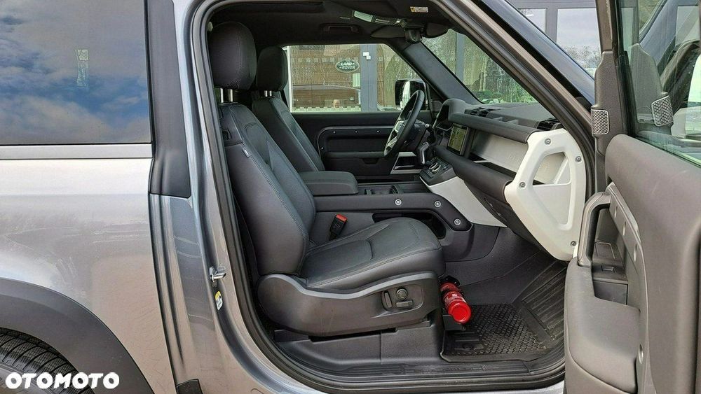 Land Rover Defender - 22