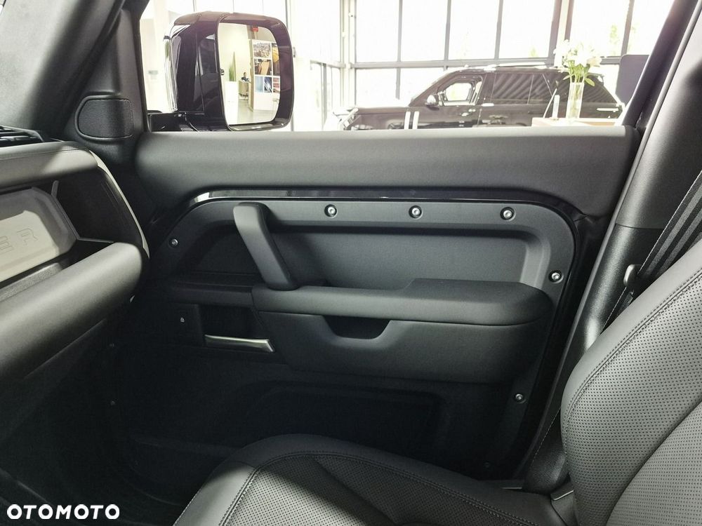 Land Rover Defender - 30