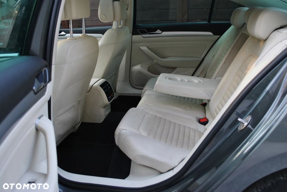 Volkswagen Passat - 12