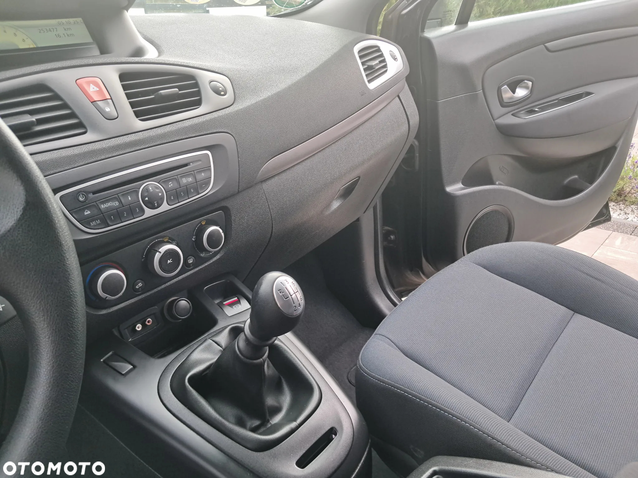 Renault Grand Scenic 1.6 16V 110 Authentique - 27