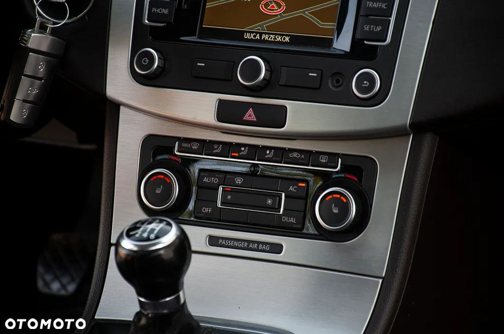 Volkswagen Passat 1.8 TSI Exclusive - 28